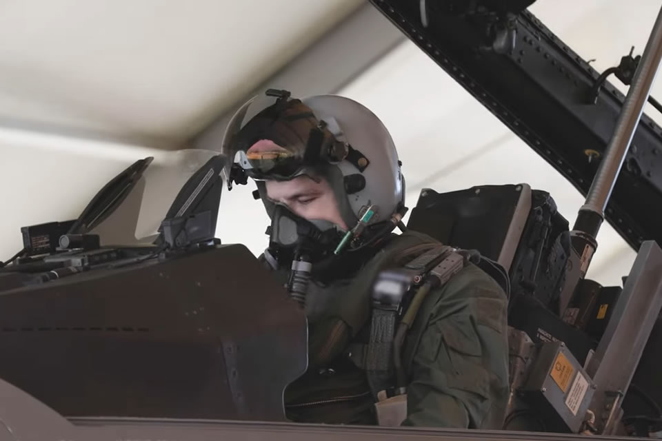 Як українські пілоти готуються до керування винищувачами F-16 у Данії