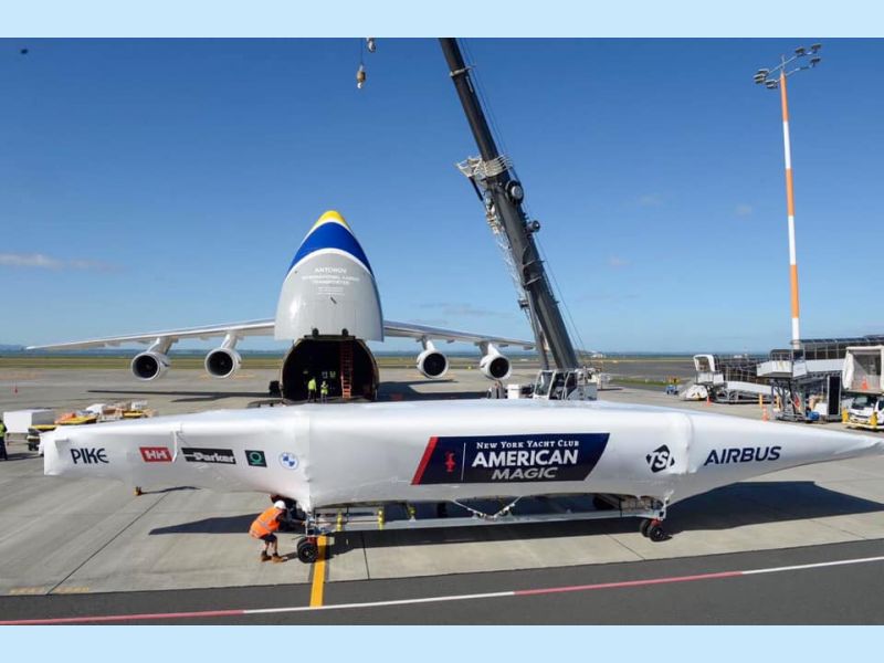 Яхта AC77 команды USA AMERICAN MAGIC разгружается после прибытия в Окленд, Новая Зеландия