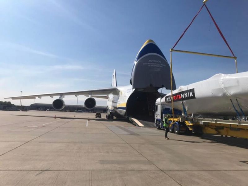 Погрузка яхты AC75 британской команды INEOS на Ан-124-100 