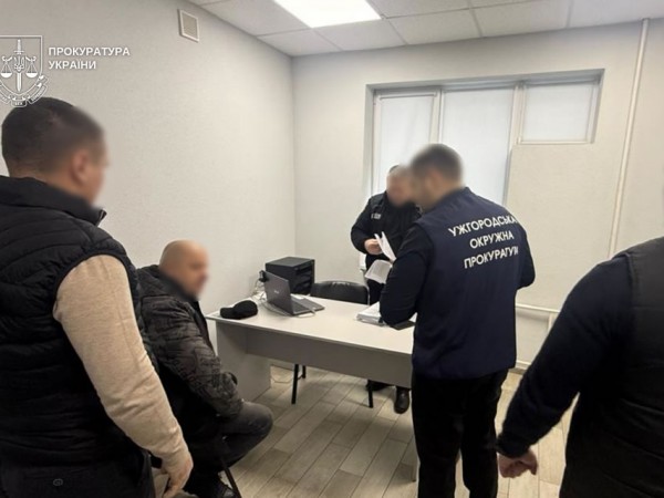 Підприємцю оголосили підозру за привласнення майже 700 тис. грн під час ремонту дороги аеропорту Ужгорода