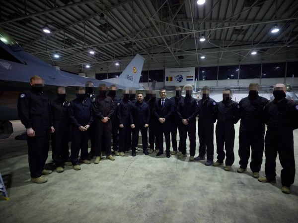 Зеленський відвідав українських пілотів, які навчаються керувати F-16 у Румунії