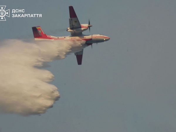 До гасіння пожежі залучили авіацію ДСНС.