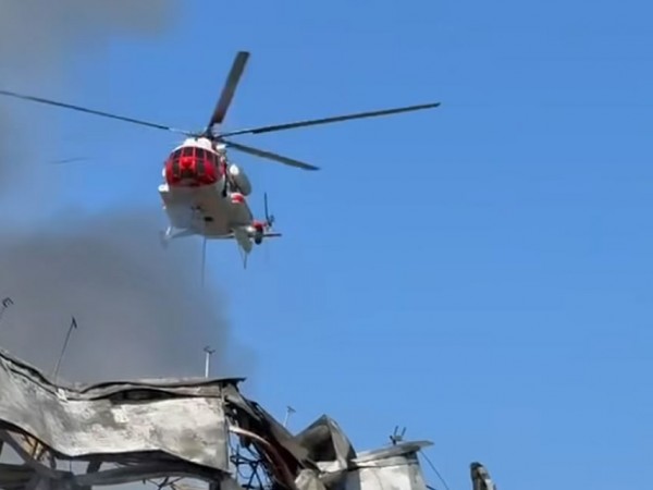 На Київщині після російської атаки масштабну пожежу гасили два гелікоптери ДСНС
