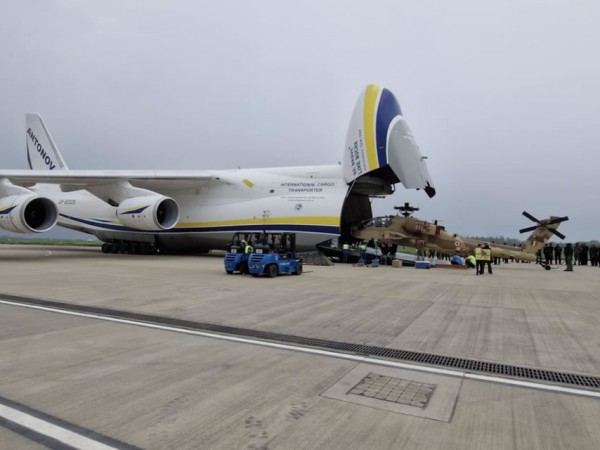 Boeing обрав український Ан-124 для доставки вертольотів Apache до Індії 