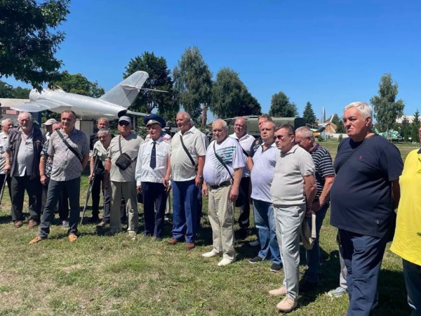 У Полтаві відкрили пам'ятний знак авіаційним тиловикам