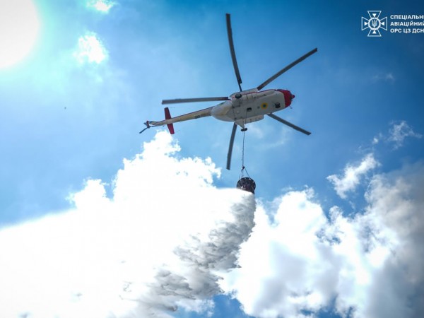 Авіація ДСНС скинула понад 300 тонн води на пожежі після удару по Києву