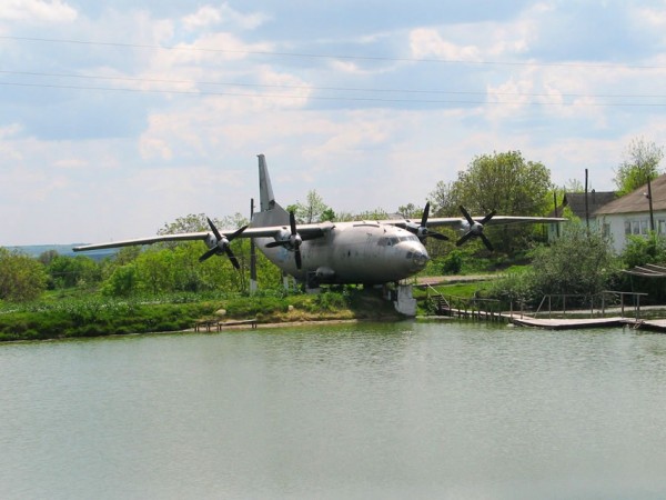 На Вінниччині військовий літак Ан-12 переобладнують у музей миру