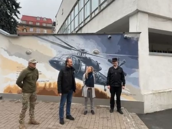 У Києві відкрили мурал “Металевий птах”, присвячений гелікоптеру Black Hawk від Чехії