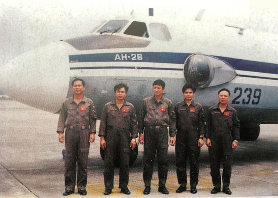 Экипаж Ан-26, номер 239, выполнил задачу по оказанию помощи в Центральном Вьетнаме в ноябре 1999 года