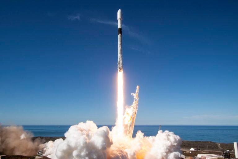 SpaceX получила оплату за чартерный рейс в космос