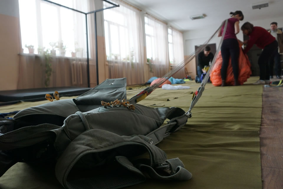 В Харьковском аэроклубе проходят занятия по технике укладки парашютов