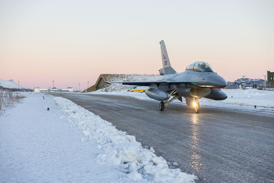 Норвезькі F-16 прибули до міста навчання українців