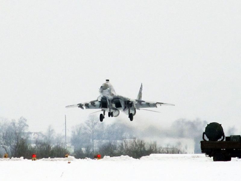 Военные летчики демонстрируют высший класс и в непогоду