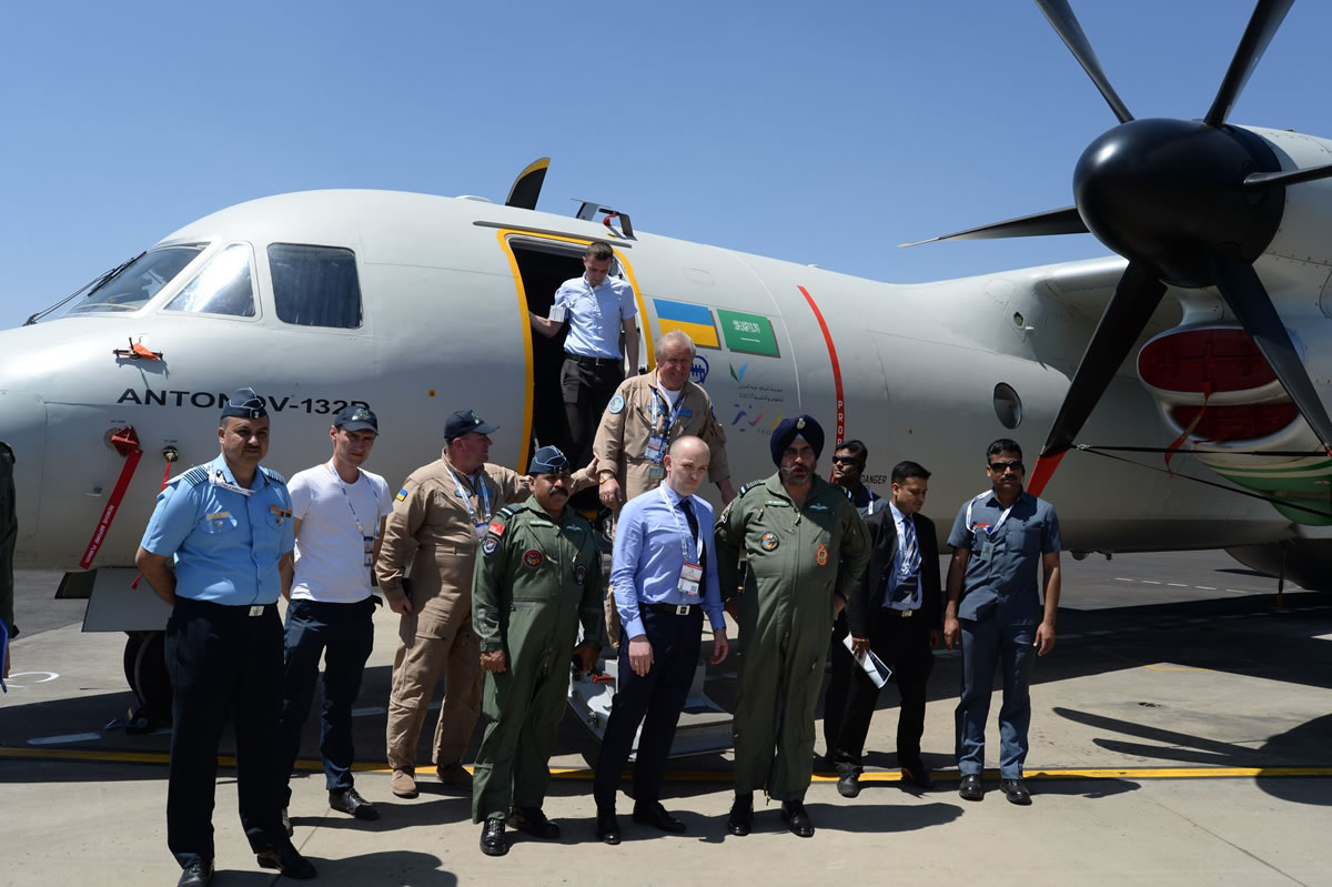 Директор программы Ан-132 Александр Хохлов рассказал Главнокомандующему ВВС Индии о ходе проекта