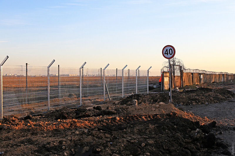 Вокруг аэропорта Одесса устанавливают новый забор
