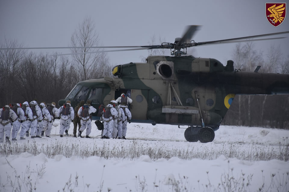 Десантники 95 ОДШБр выполнили прыжки с парашютом с Ми-8