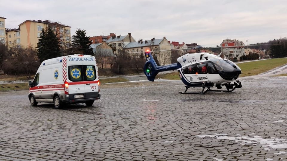 Вертолет санавиации доставил двух пациентов во Львов с Хмельниччины