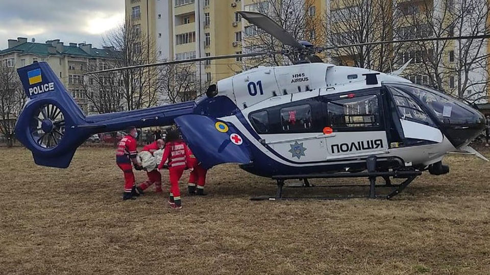 Травмированного на Закарпатье лыжника доставили во Львов на вертолете