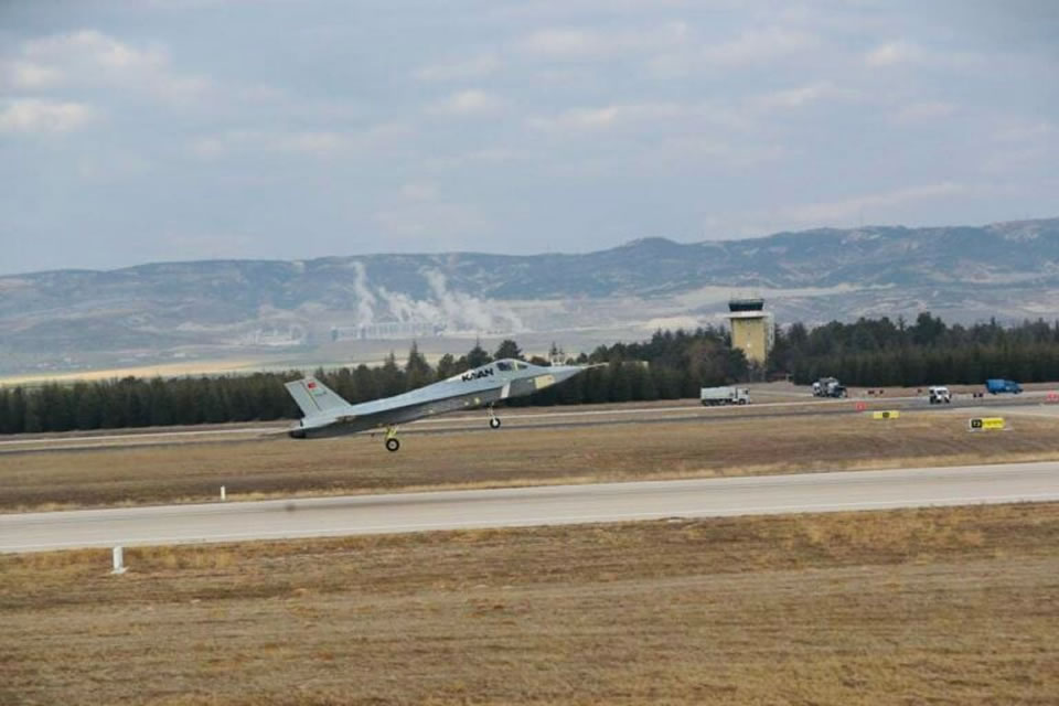 Турецький винищувач KAAN виконав перший політ