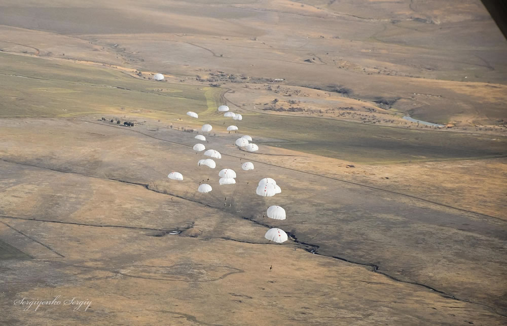 Морские пехотинцы выполнили прыжки с двух Ан-26