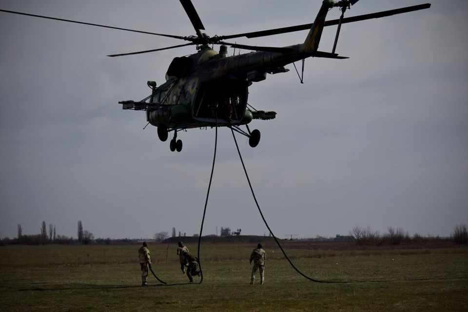 Морские пехотинцы отработали десантирование безпарашутным способом с вертолета Ми-8