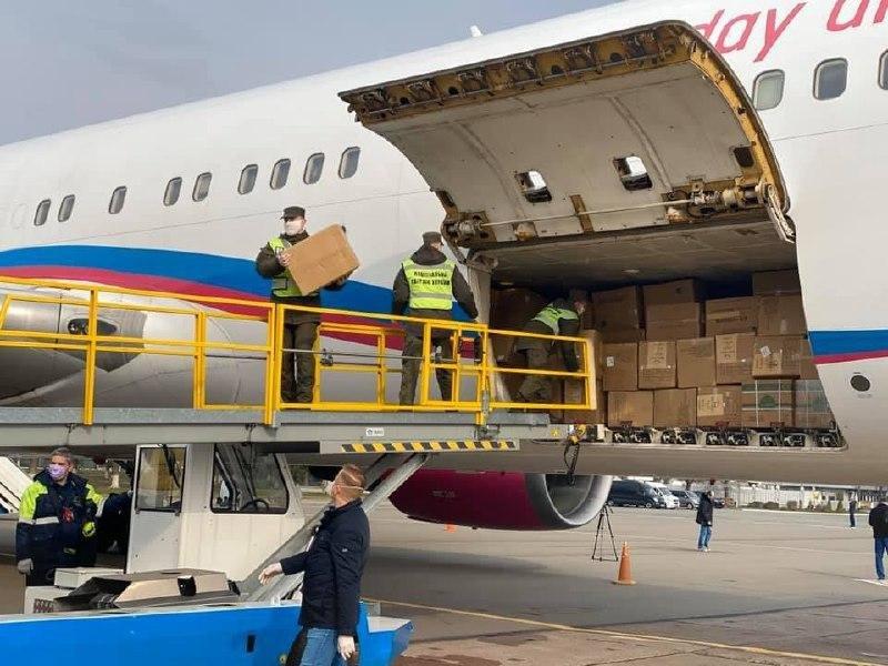 Казахский самолет привез в Украину почти 2 млн масок из Китая