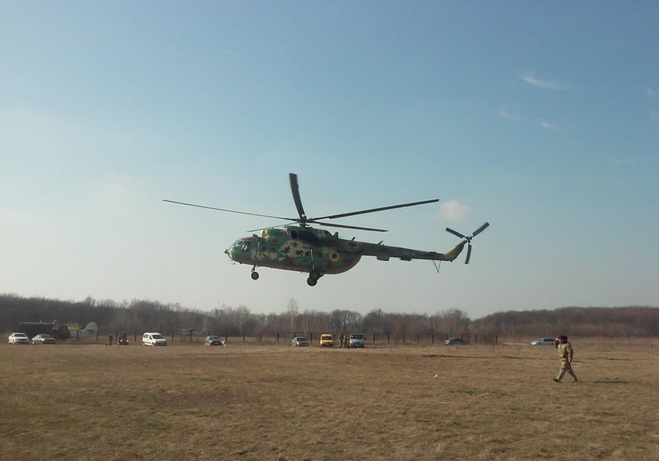 Военные авиаторы и спасатели Воздушных Сил выполнили прыжки с парашютом