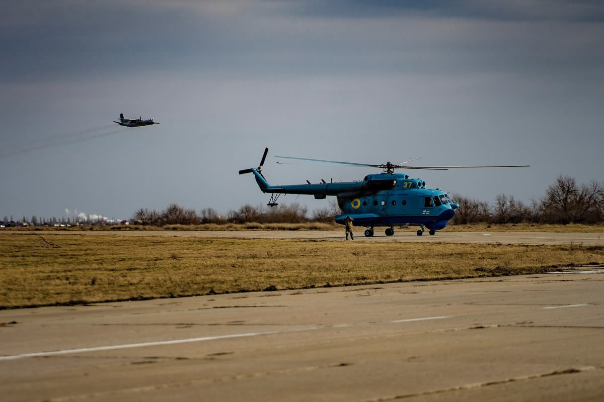 Авиаторы 10 морской авиационной бригады проводят полеты