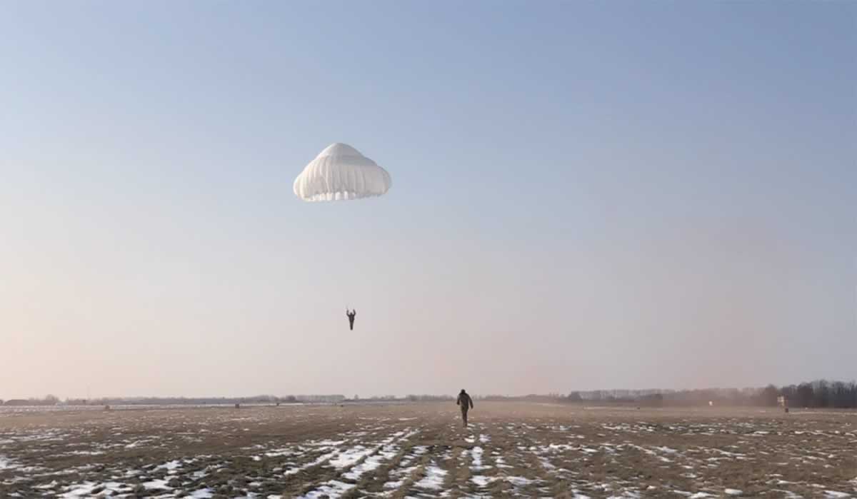 Спасатели бригады транспортной авиации выполнили прыжки с парашютом