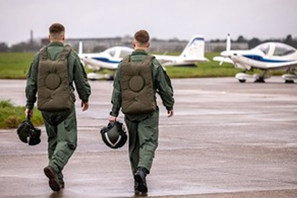 Десятеро українських льотчиків завершили базову підготовку у Великій Британії