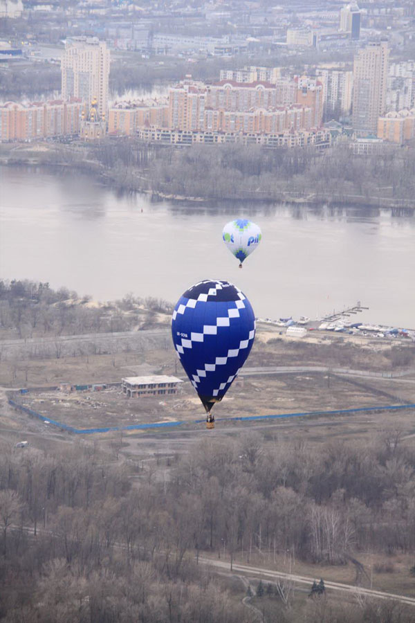 Полет на воздушном шаре над Киевом в честь 50-летия со дня первого полета человека в космос