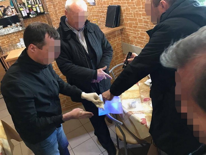 СБУ задержала на взятке одного из руководителей Львовского аэропорта (видео)