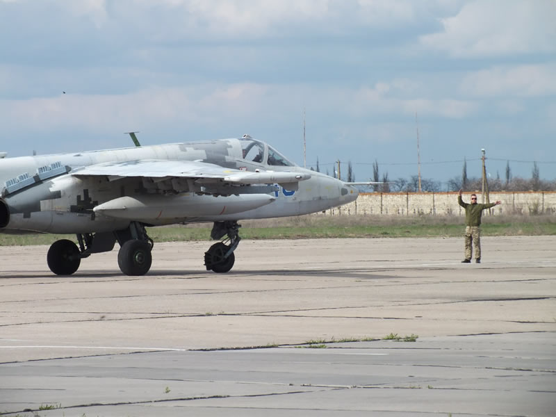 В николаевской бригаде тактической авиации прошли командирские полеты