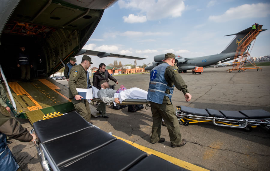 Авиация НГУ доставила в столицу двух бойцов, которые получили ранения в районе операции Объединенных сил