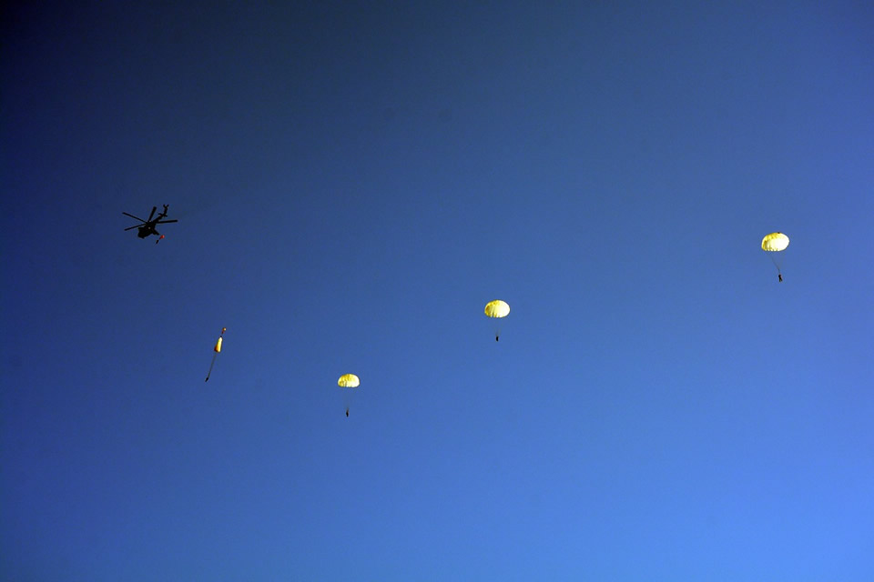 Николаевские десантники выполняют программу парашютных прыжков