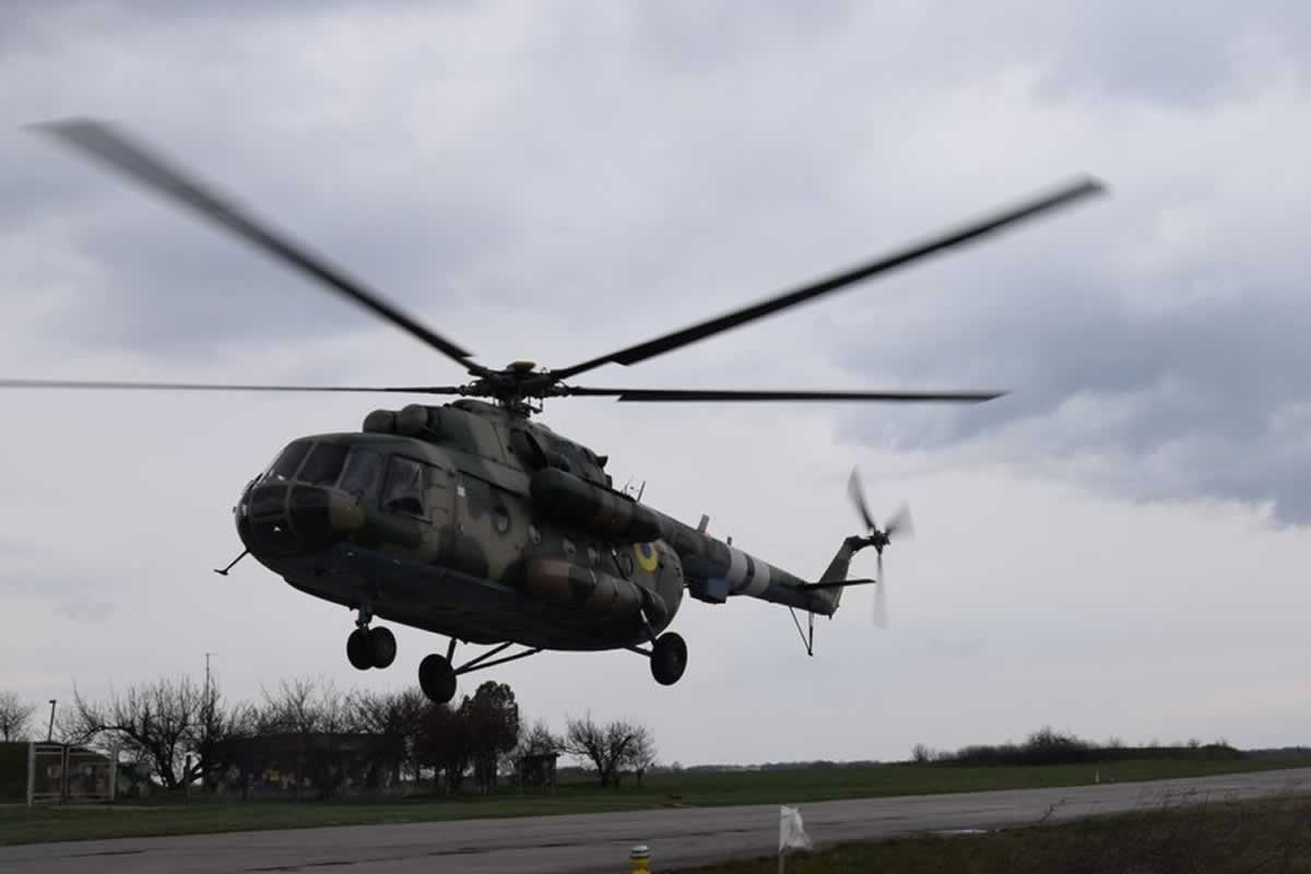 Курсанты-вертолетчики совершили первые вылеты на вертолетах Ми-8 в Полтаве