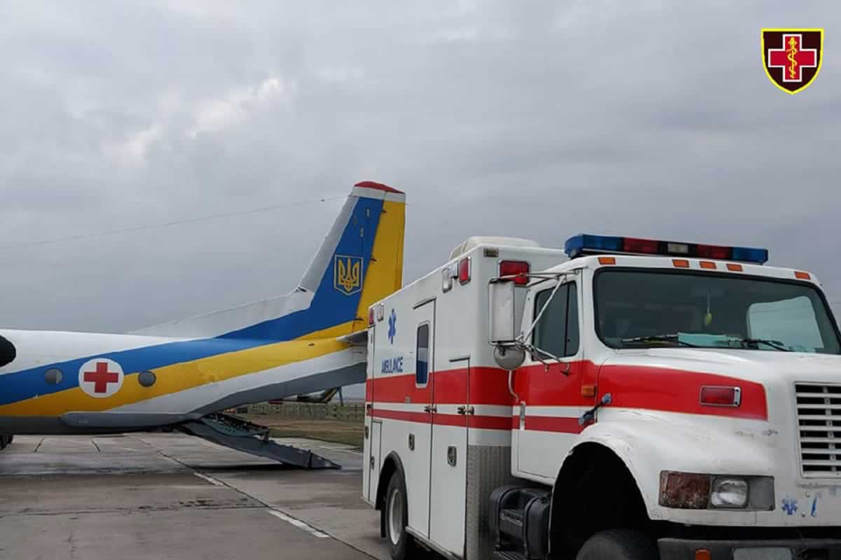 Самолет доставил из Харькова во Львов на лечение шестерых раненых воинов