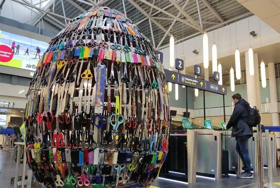 Вільнюський аеропорт встановив незвичайне Великоднє яйце