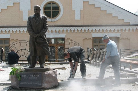 Памятник Сикорскому