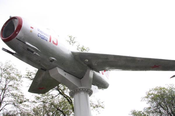В Запорожье открыли памятник истребителю МИГ-15
