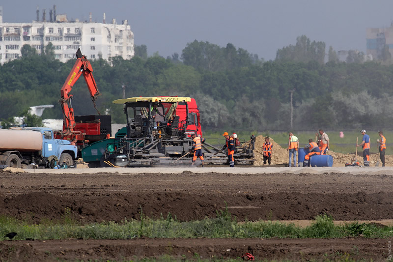 Продолжается строительство новой ВПП в Одессе