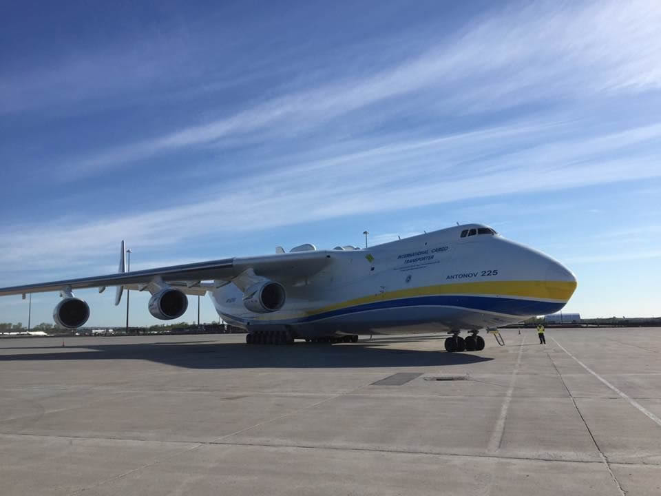 “Мрия” прибыла в Монреаль с медицинским грузом