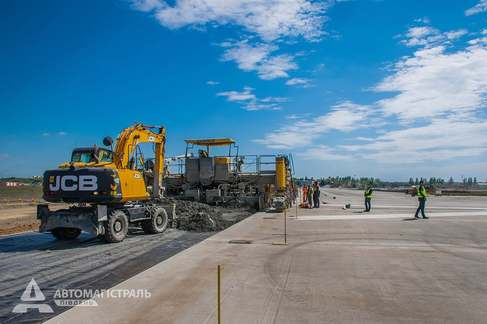 В одесском аэропорту завершена «миссия» бетоноукладчика Gomaco GP4