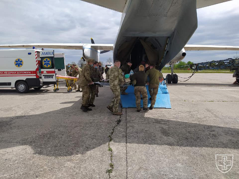 Самолет Ан-26 «Вита» доставил 13 военных в киевский госпиталь