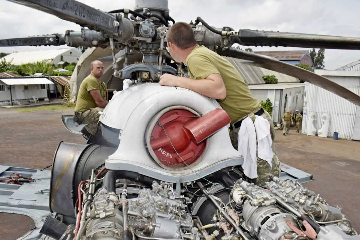 Украинские вертолетчики проводят регламентные работы на технике в Конго