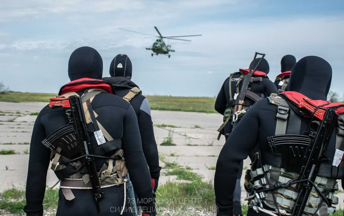 Боевые пловцы ССО отработали выход в тыл противника с помощью вертолета