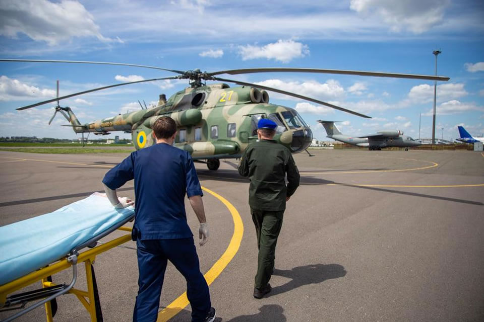 Тяжелораненого под Марьинкой гвардейца доставили из Днепра в Киев вертолетом Ми-8 НГУ