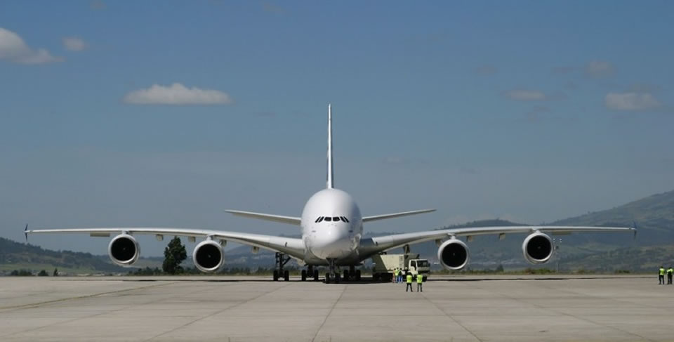 Найбільший у світі пасажирський літак А-380. Коштує 489 млн. доларів