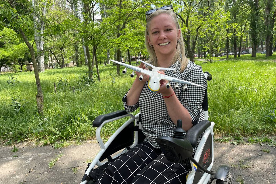 Волонтерка з Миколаєва створила макет літака 