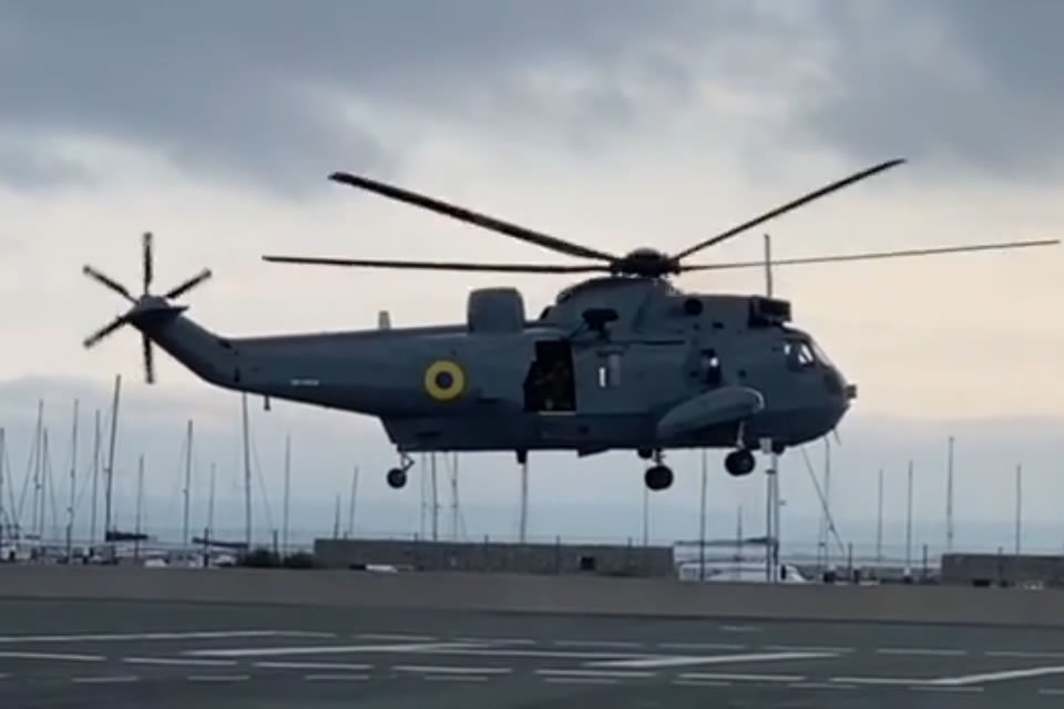 Ще один Sea King прямує до України